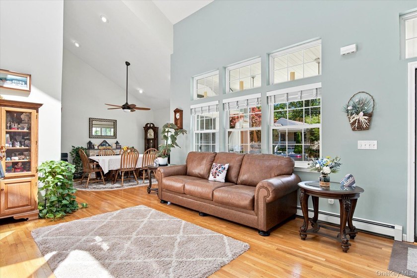 Impeccably maintained and better than new, this updated - photo 5