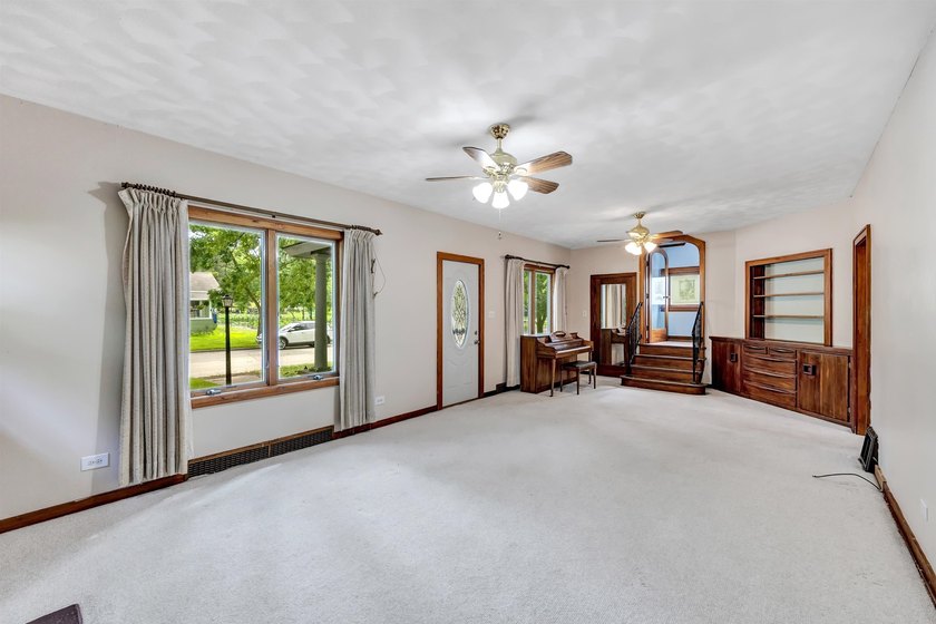 This charming 4-bedroom, 1-bath home is located in a quiet - photo 5