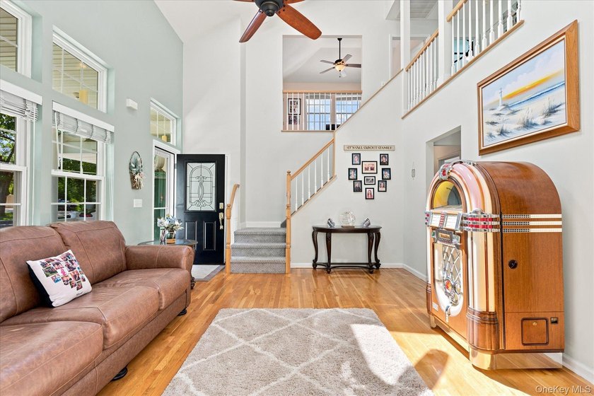 Impeccably maintained and better than new, this updated - photo 6