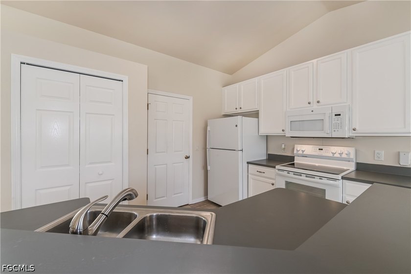 Discover this inviting 3-bedroom, 2-bathroom home offering 1,386 - photo 7
