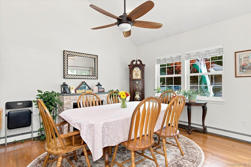Impeccably maintained and better than new, this updated - photo 7