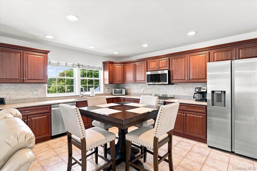 Impeccably maintained and better than new, this updated - photo 9