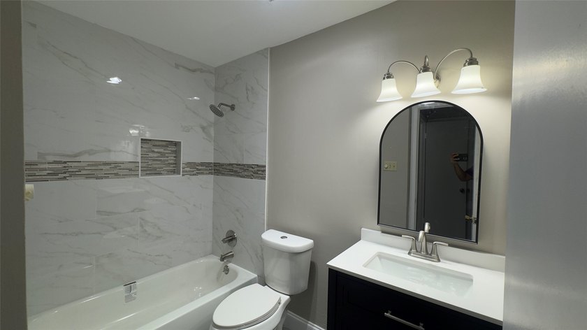 Ideal location in Canyon Creek. The unit has been recently - photo 2