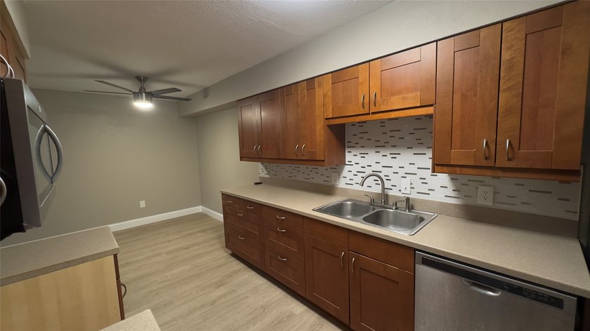 Ideal location in Canyon Creek. The unit has been recently - photo 3