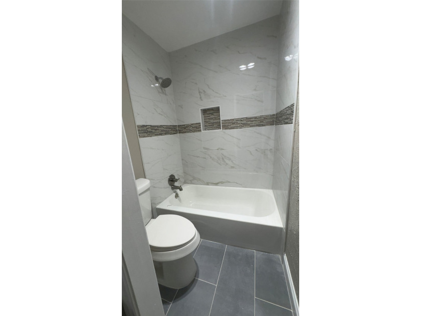 Ideal location in Canyon Creek. The unit has been recently - photo 5
