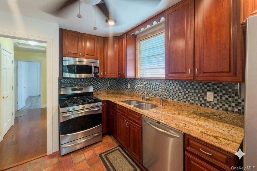 Well maintained 2 family home featuring a 2 bedroom apt with 1.5 - photo 8
