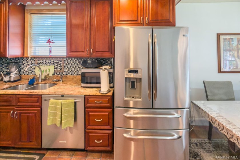Well maintained 2 family home featuring a 2 bedroom apt with 1.5 - photo 9