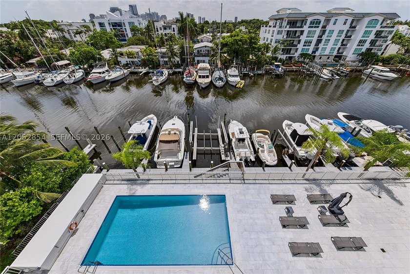HIGH-FLOOR WATERFRONT RESIDENCE with water and downtown skyline - photo 31