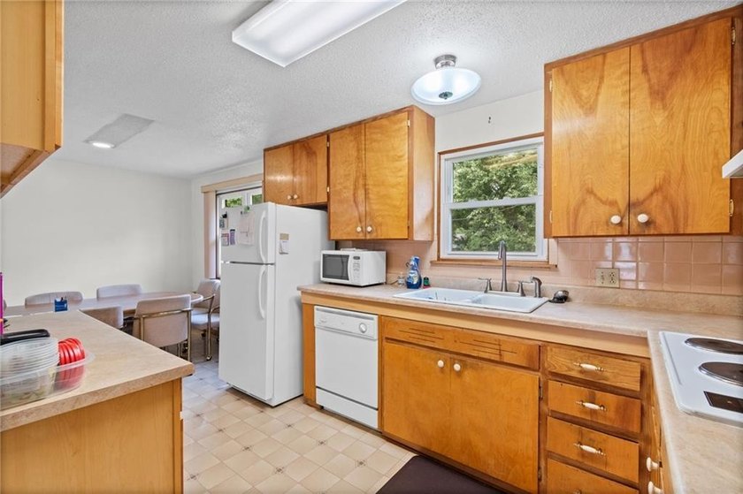 Sold brick ranch home just waiting for it's new family to make - photo 8