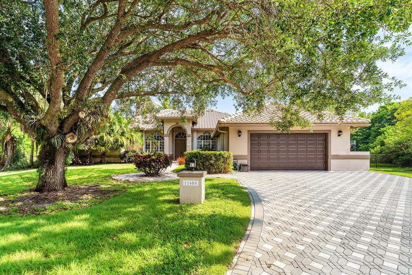 Welcome to your own private oasis. Nestled on a quiet cul-de-sac - photo 3