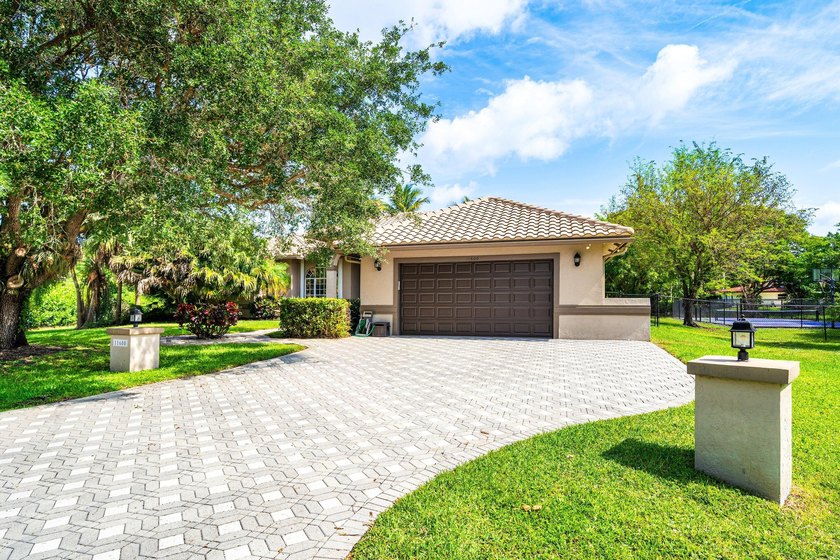 Welcome to your own private oasis. Nestled on a quiet cul-de-sac - photo 4