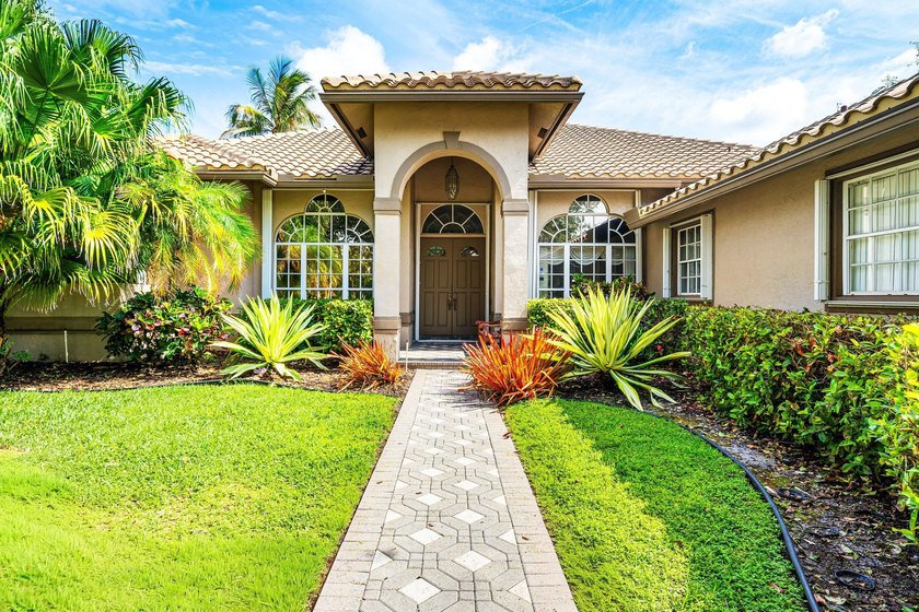 Welcome to your own private oasis. Nestled on a quiet cul-de-sac - photo 5
