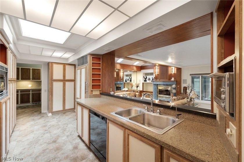 Sprawling ranch on 0.45 acres backing up to Metroparks in - photo 6