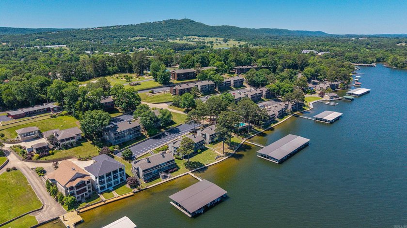 Welcome to effortless lake living at 200 Hamilton Oaks Drive - photo 2