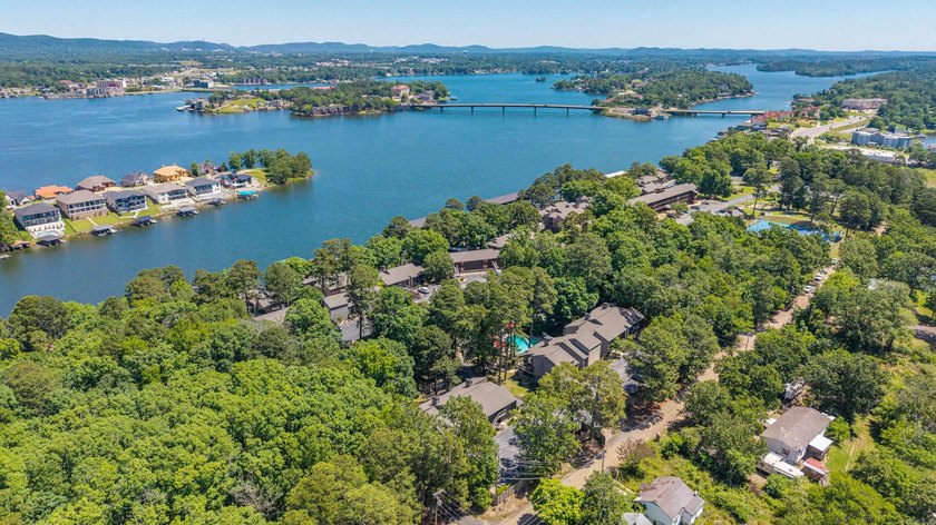 Welcome to effortless lake living at 200 Hamilton Oaks Drive - photo 4