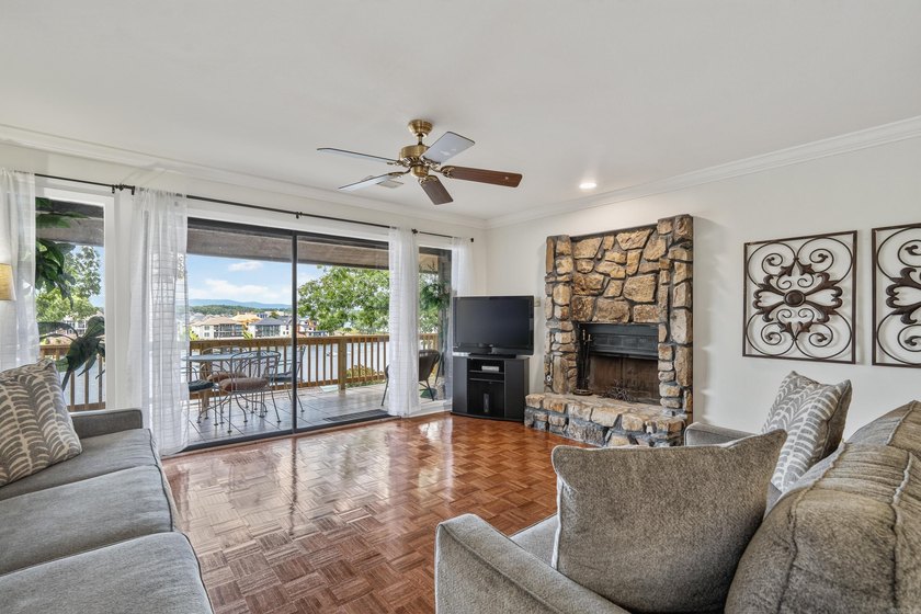Welcome to effortless lake living at 200 Hamilton Oaks Drive - photo 8