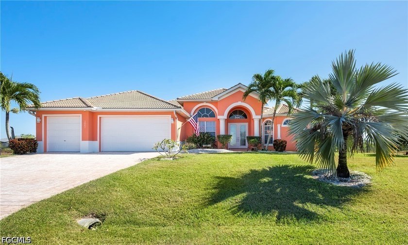 Luxury Waterfront Estate on a Rare Triple Lot - Fully Furnished - photo 2