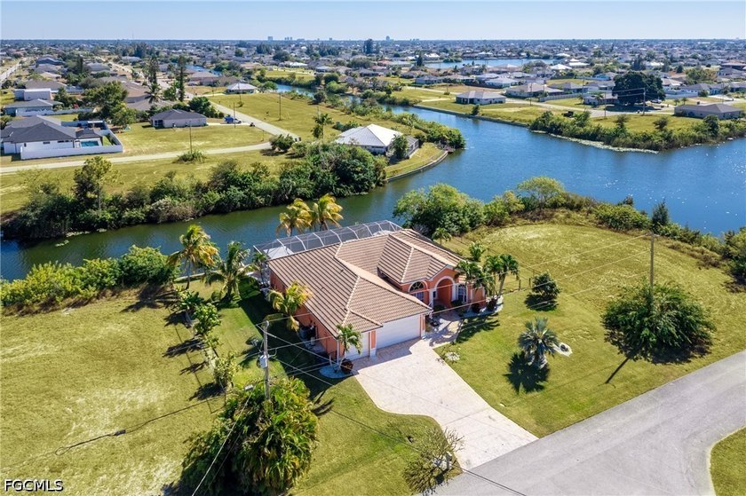 Luxury Waterfront Estate on a Rare Triple Lot - Fully Furnished - photo 4