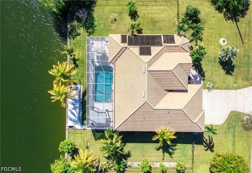Luxury Waterfront Estate on a Rare Triple Lot - Fully Furnished - photo 5