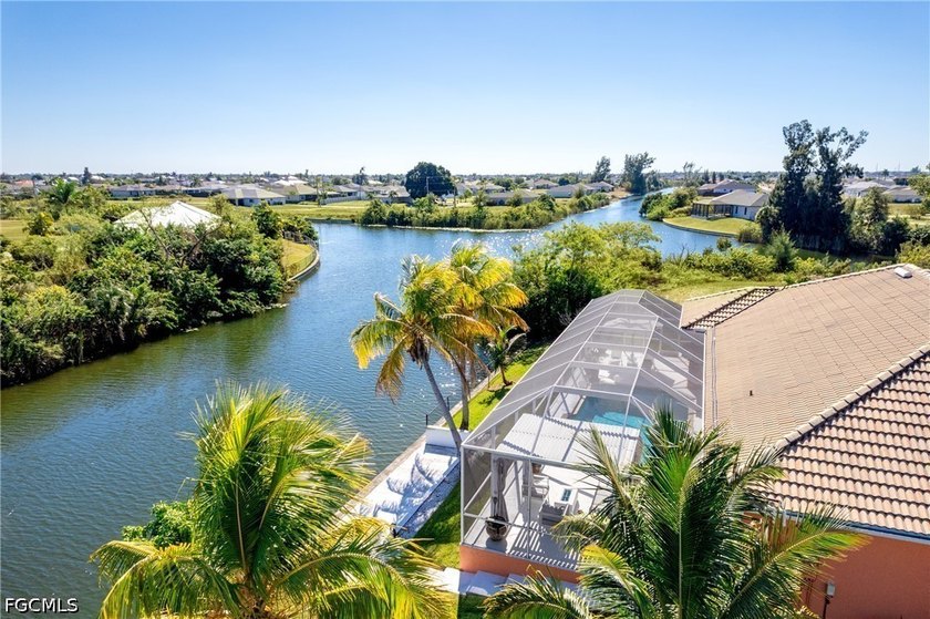 Luxury Waterfront Estate on a Rare Triple Lot - Fully Furnished - photo 8