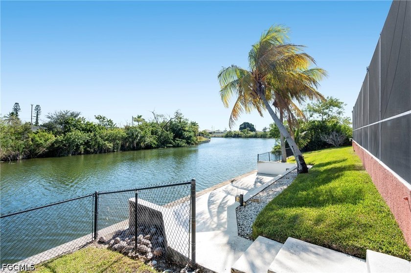 Luxury Waterfront Estate on a Rare Triple Lot - Fully Furnished - photo 9