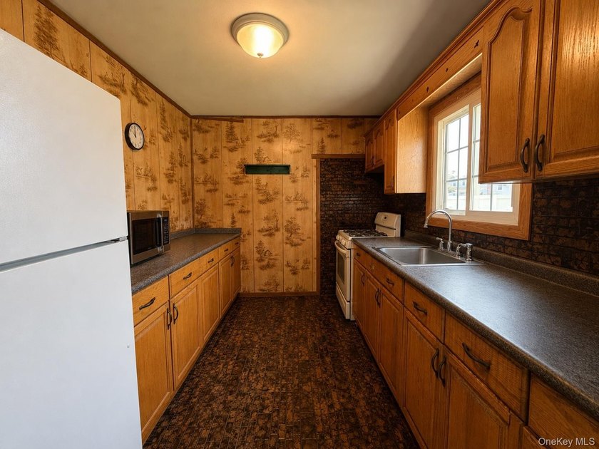 This 3 bedroom, 1 bathroom split level offers a living room - photo 5
