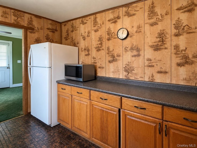 This 3 bedroom, 1 bathroom split level offers a living room - photo 6
