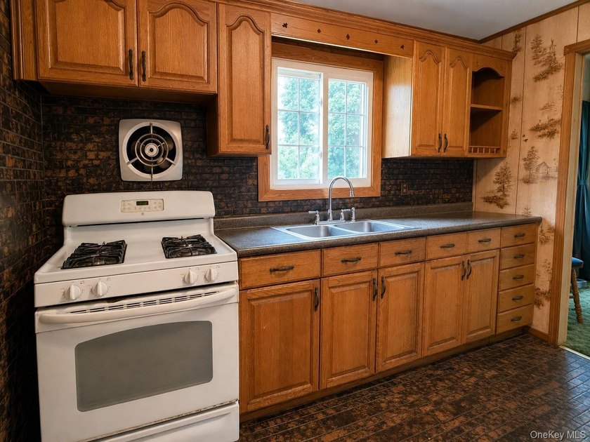 This 3 bedroom, 1 bathroom split level offers a living room - photo 7