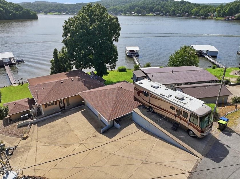 Experience the ultimate Lake of the Ozarks lifestyle at this - photo 2