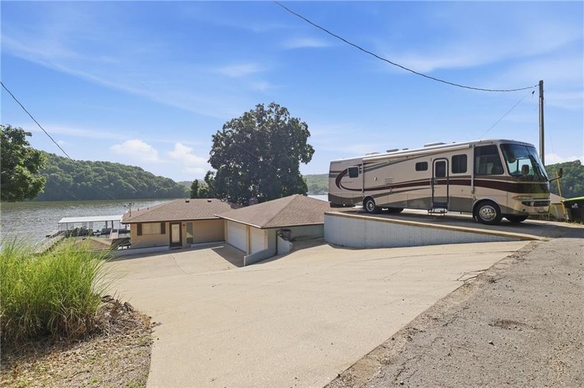 Experience the ultimate Lake of the Ozarks lifestyle at this - photo 3