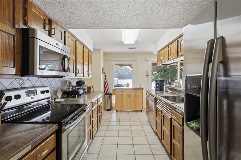 Experience the ultimate Lake of the Ozarks lifestyle at this - photo 10