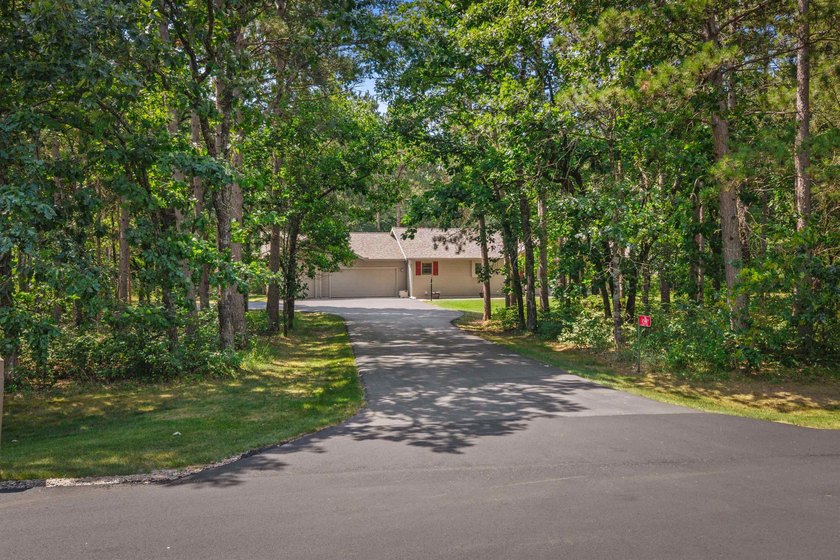 Move-in ready 3-bed, 3-bath ranch on a private, heavily wooded 1 - photo 2