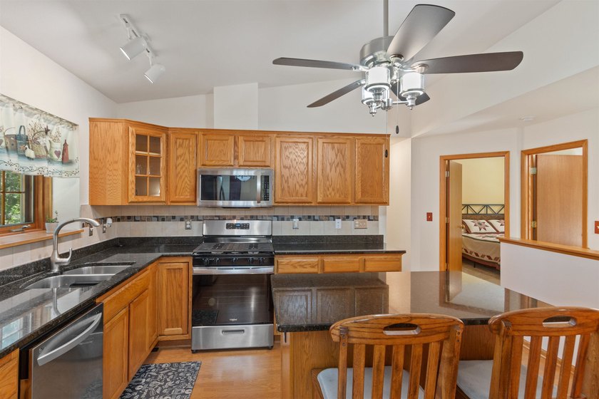 Move-in ready 3-bed, 3-bath ranch on a private, heavily wooded 1 - photo 5