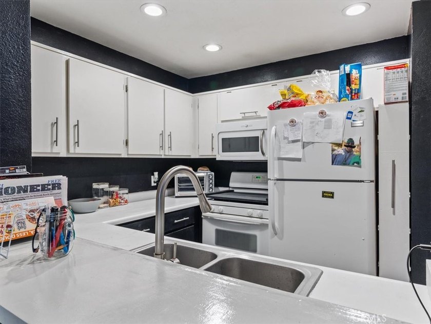 Great opportunity for a first-time homebuyer or investor. This - photo 12