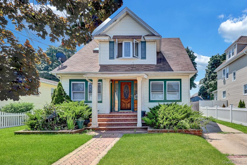 Welcome to 17 Shonnard Avenue, Freeport. A spacious 5-bedroom, 2 - photo 3