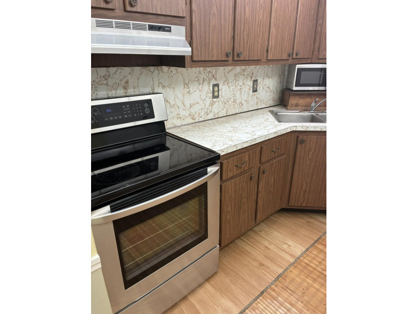 Welcome to this lovely Florida Condo located in a quiet - photo 2