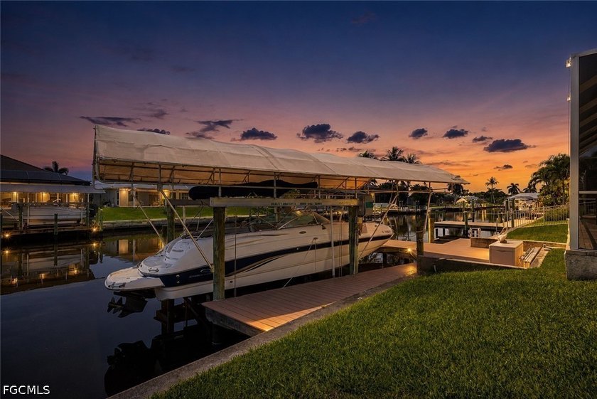 GULF ACCESS, CUSTOM BUILT HOME. COVERED 10,000-LB BOAT LIFT - photo 5