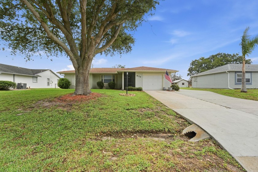 Welcome to this freshly painted 2-bedroom, 2-bathroom pool home - photo 7