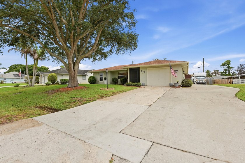Welcome to this freshly painted 2-bedroom, 2-bathroom pool home - photo 8