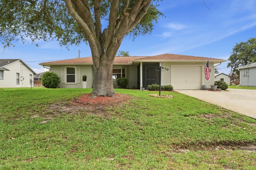 Welcome to this freshly painted 2-bedroom, 2-bathroom pool home - photo 9