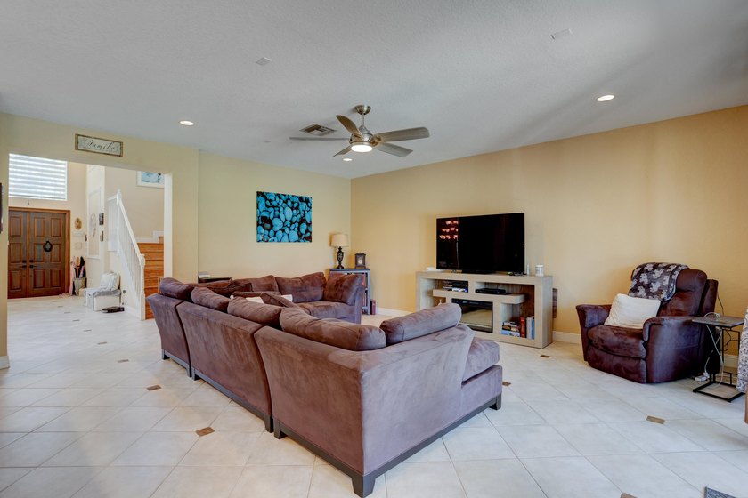 Rarely available Lake Front pool home in a GL Homes gated - photo 13
