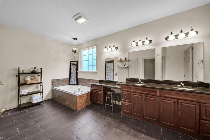 Not every home can offer over 4 acres of privacy, more than 5 - photo 17