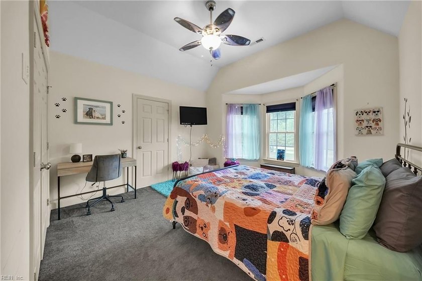 Not every home can offer over 4 acres of privacy, more than 5 - photo 32