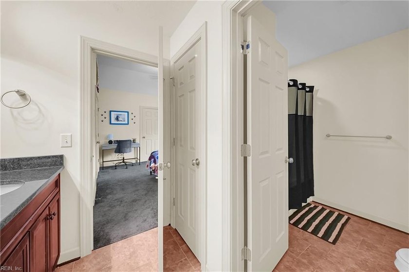 Not every home can offer over 4 acres of privacy, more than 5 - photo 33