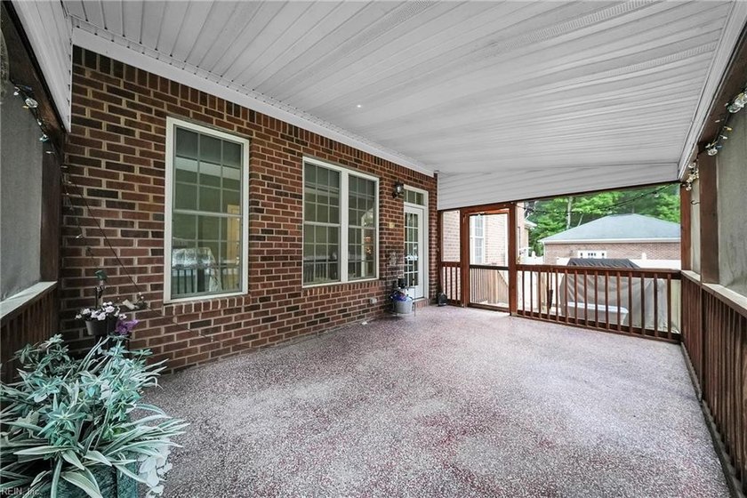 Not every home can offer over 4 acres of privacy, more than 5 - photo 38