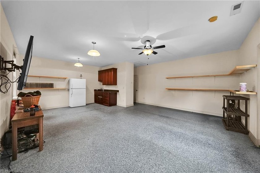 Not every home can offer over 4 acres of privacy, more than 5 - photo 41
