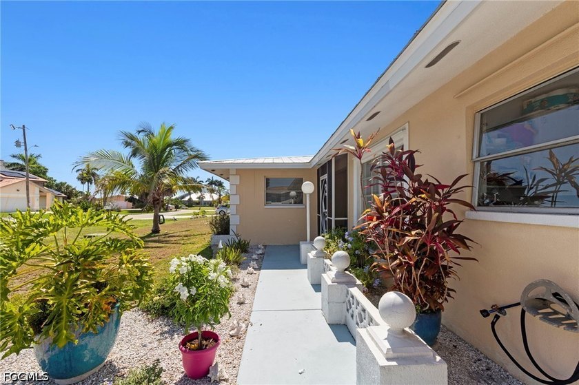 Picture-perfect single-family home with a tropical vibe - photo 3