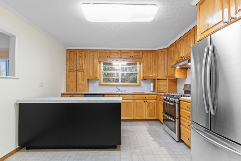 Great multigenerational living possibilities, or rent one and - photo 8