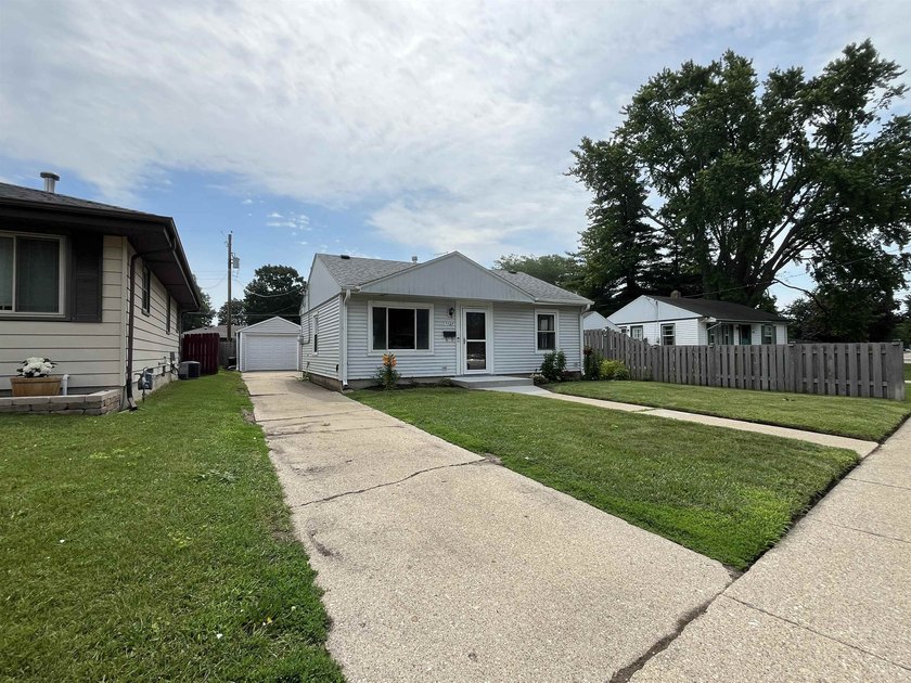 Beautifully updated and move-in ready, this charming 2 bed, 1 - photo 2