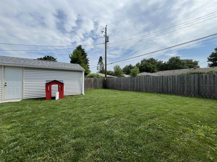 Beautifully updated and move-in ready, this charming 2 bed, 1 - photo 3